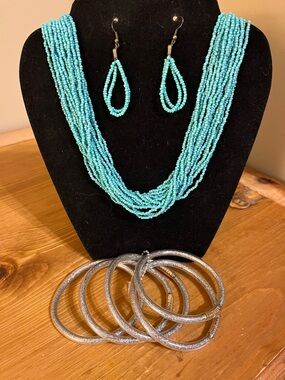 Vtg turquoise like bead and silver tone chunky necklace, bracelets, & earrings